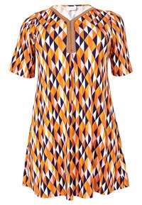 Robe à manches courtes ornée d'un motif géométrique en losanges de couleur orange, marine et blanche, avec un décolleté en V et des coutures décoratives.