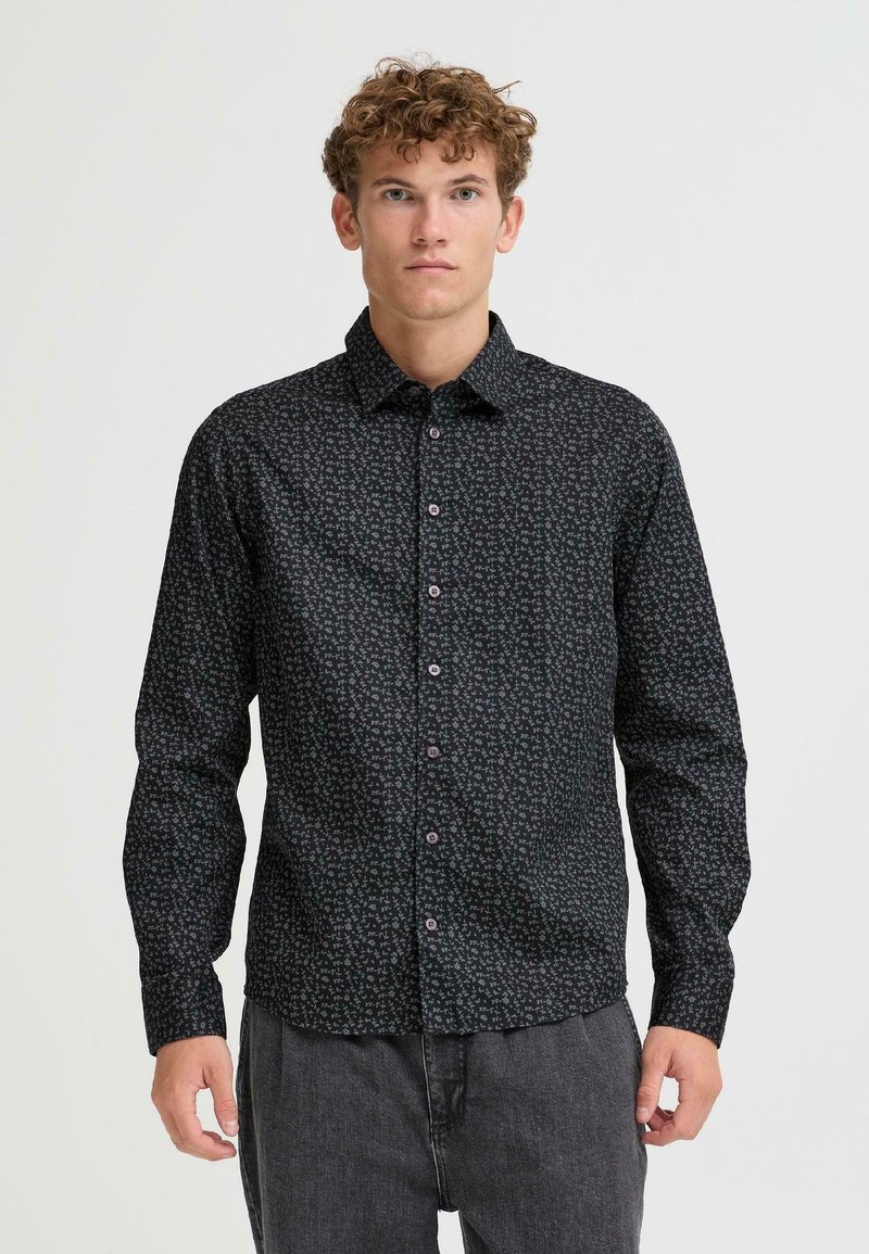 Camicia nera con bottoni, adornata da un piccolo motivo floreale multicolore. Caratterizzata da maniche lunghe e un design del colletto classico. Texture liscia.