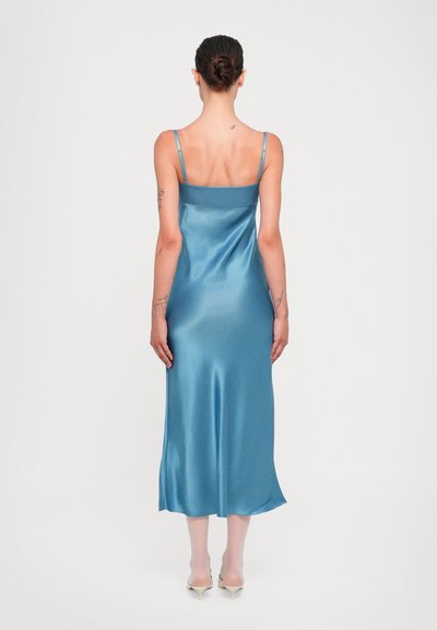 Satiin midi kleit erksinises värvitoonis, õhukeste rihmadega, sileda tekstuuriga, sobiva bodice'iga, mis voolab veidi laieneva alumise servani.