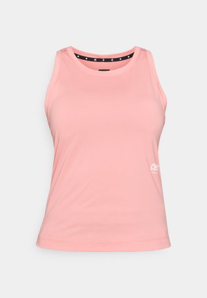 Světle růžová sportovní tílko vyrobená z hladké látky, s kulatým výstřihem a malým bílým logem na dolní levé straně.