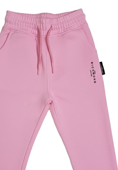 Pantaloni della tuta rosa con vita elastica e coulisse, tasche laterali e la scritta "Richmond School" stampata in nero sulla coscia destra.