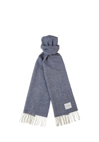 Blauwe Wollschal mit weichem Material, mit fransigen Enden und einem weißen Etikett, das auf einer Seite eingenäht ist.