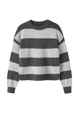 Pull tricot rayé gris et gris clair à manches longues, poignets, encolure et ourlet côtelés, présenté sur fond blanc.