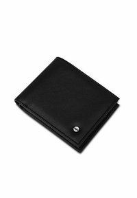 Černá kožená bifold peněženka s malým kulatým stříbrným logem v pravém dolním rohu, vystavená zavřená na bílém pozadí.