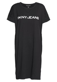 Robe t-shirt noire en coton, avec manches courtes, col rond, et un logo blanc audacieux "DKNY JEANS" sur le devant.