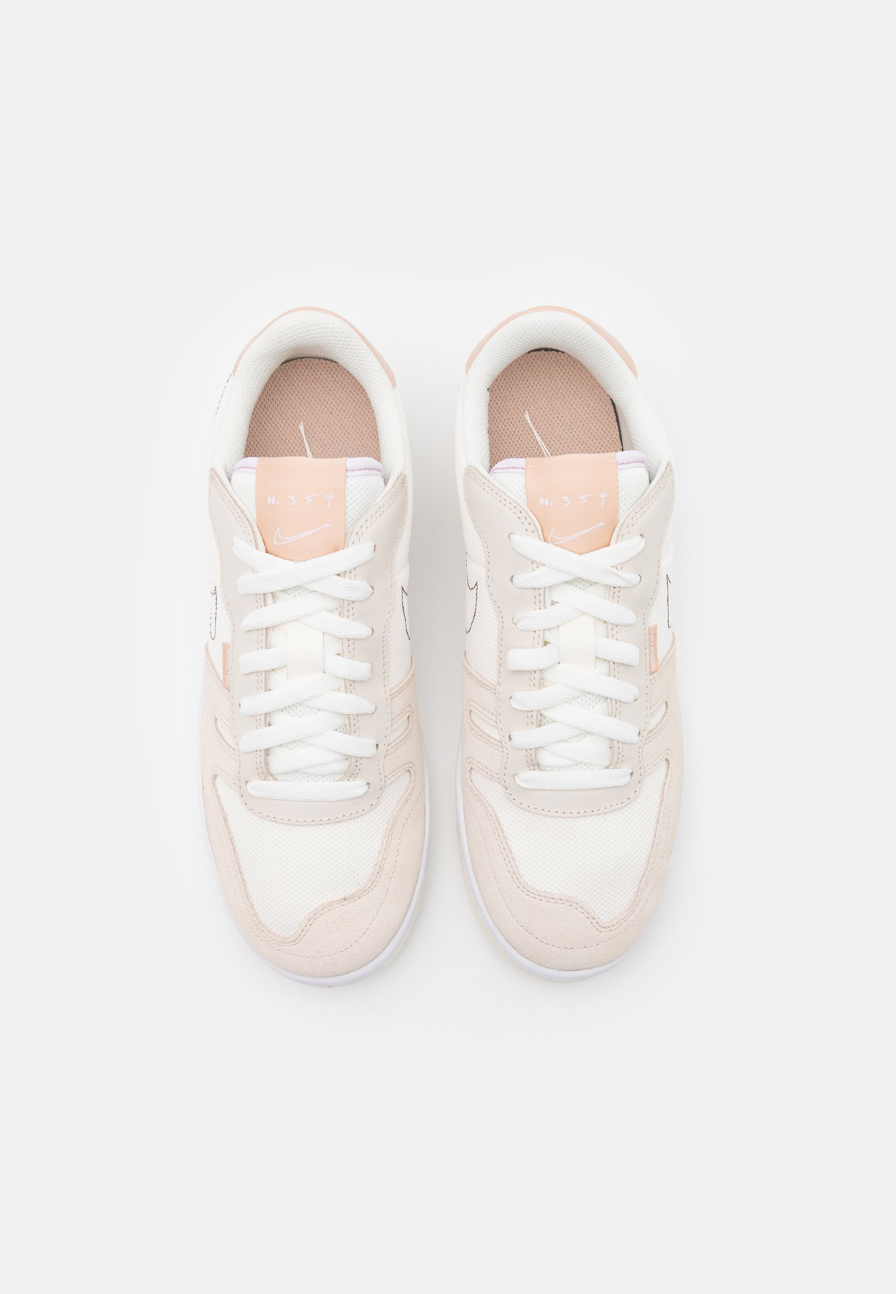 Nike Sportswear SQUASH TYPE - Sneaker low - sail/light orewood brown/shimmer/iced  lilac/white/beige - Zalando.de