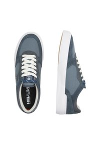 Zapatillas de lona y ante azules con cordones blancos, que cuentan con una suela de goma y un discreto logotipo en el lateral. Textura suave y diseño casual.