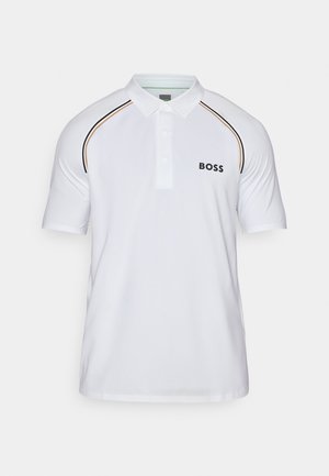 Polo shirt blanc en tissu lisse. Comprend une patte de boutonnage, des manches courtes, et un logo "BOSS" noir sur la poitrine gauche. Rayures contrastantes.