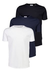 Drie korte mouw t-shirts in wit, marineblauw en donker marineblauw. Gemaakt van een zachte katoenmix, met een ronde halslijn en subtiele branding.