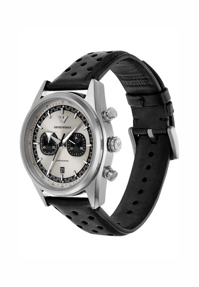 Montre chronographe Emporio Armani avec cadran argenté, sous-cadrans noirs, affichage de la date, boîtier en acier inoxydable et bracelet en cuir noir perforé.