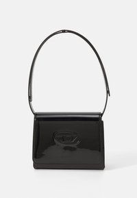 Borsa in pelle verniciata nera con forma rettangolare, caratterizzata da un manico sottile e un logo prominente in rilievo sulla parte anteriore.