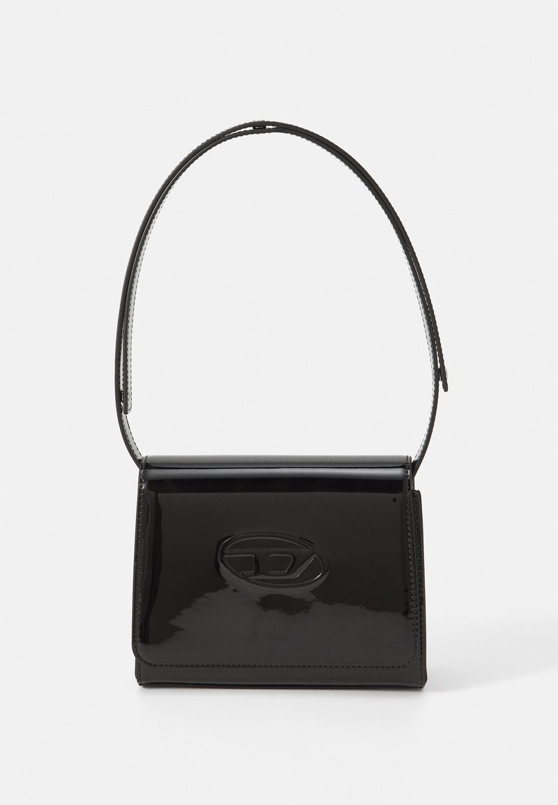 Borsa in pelle verniciata nera con forma rettangolare, caratterizzata da un manico sottile e un logo prominente in rilievo sulla parte anteriore.