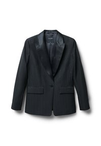 Blazer noir avec des revers en satin, présentant des rayures verticales et deux poches avant. Fermeture à un bouton, design ajusté, texture lisse.