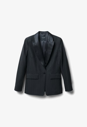 Schwarzer Blazer mit Satin-Revers, vertikalen Nadelstreifen und zwei vorderen Taschen. Einzelne Knopfverschlüsse, taillierter Schnitt, glatte Textur.