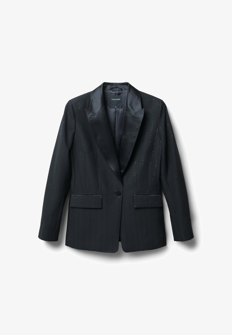 Schwarzer Blazer mit Satin-Revers, vertikalen Nadelstreifen und zwei vorderen Taschen. Einzelne Knopfverschlüsse, taillierter Schnitt, glatte Textur.