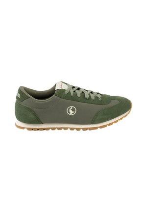 Zapatilla deportiva de corte bajo en verde con materiales de malla y ante, suela exterior beige, cierre de cordones y un logo circular en el lateral.