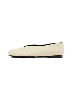 Beige Ballerinas mit einer glatten, strukturierten Oberfläche, spitz zulaufender Zehenpartie, niedrigem schwarzen Absatz und einem schlichten, klaren Design.