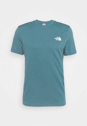 Camiseta sencilla de manga corta en color verde azulado con un pequeño logo blanco de The North Face en el pecho izquierdo.