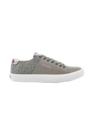 Sneaker basse in tessuto grigio e testurizzato con suola bianca, lacci grigi, linguetta sul tallone metallica rosa e logo "GUESS" rosa sul lato.