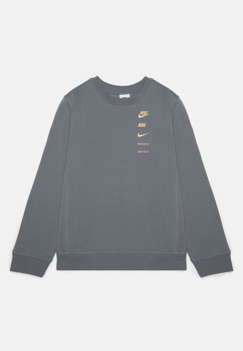 Sweat-shirt Nike gris à manches longues, col rond, avec logos dorés imprimés. Tissu doux à texture lisse, poignets et ourlet côtelés.
