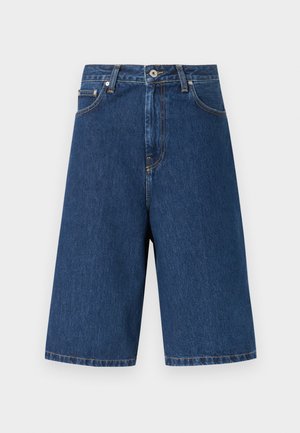 Shorts en denim bleu foncé jusqu'aux genoux avec bouton frontal, fermeture éclair, passants pour ceinture et poches latérales sur un fond uni.