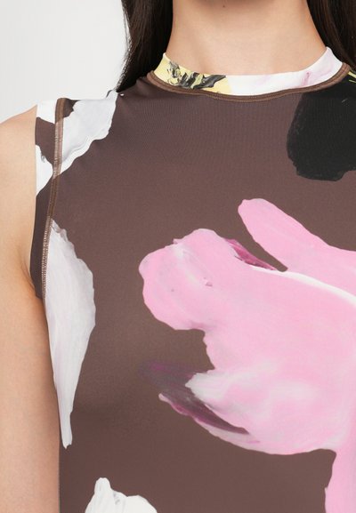 Sleeveless top in patterned stretch fabric, featuring brown base with abstract pink and white brush strokes, and a high neckline.