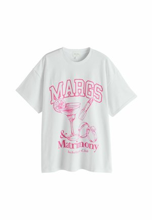 Vit bomullströja med djärv rosa grafisk text "MARGS & Matrimony", med illustrationer av en margarita, ringar och en penna. Kortärmad.