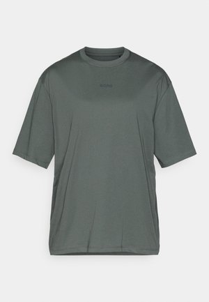 Kratkām piedurknēm T-krekls tumši zaļā krāsā, izgatavots no mīksta auduma. Tam ir apaļa kakla izgriezne un neliels izšūts "BORG" logos uz krūtīm.