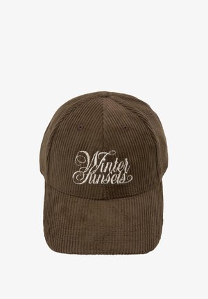 Cappello in velluto a coste marrone con visiera curva e testo ricamato "Winter Sunsets" in script bianco. Presenta motivi cuciti e retro regolabile.