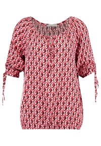 Top de manga corta con un patrón geométrico en rojo y rosa, con escote redondeado, detalle de cordón y dobladillo elástico.