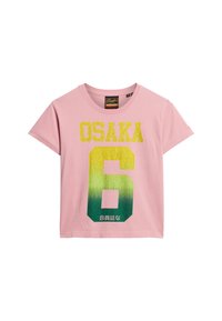 Rosa Baumwoll-T-Shirt mit kurzen Ärmeln, das "OSAKA" und die Nummer "6" in einem Farbverlauf von Grün zu Gelb aufgedruckt hat, mit zusätzlichem Text darunter.