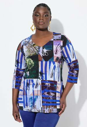 Mehrfarbiger V-Ausschnitt-Oberteil mit einem Patchwork-Design, das florale und geometrische Muster in Blau, Schwarz und Lila enthält. Leichtes Material, drei Viertel Ärmel.