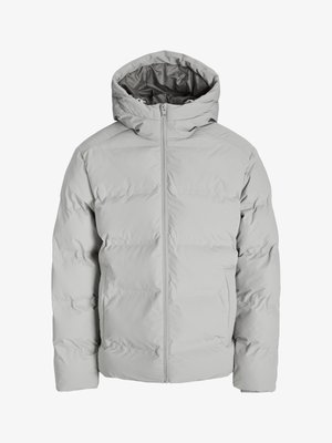 Világosszürke, párnázott télikabát, elülső cipzárral és hozzákapcsolt kapucnival, elölről, fehér háttér előtt bemutatva.