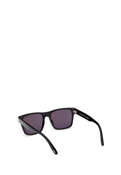 Ochelari de soare cu o ramă din plastic negru, formă rectangulară, lentile întunecate și brațe elegante cu accente metalice subtile.