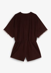 Prenda marrón con mangas cortas, cintura elástica y corte relajado. Presenta bordes con flecos en las mangas, hecha de una tela suave.