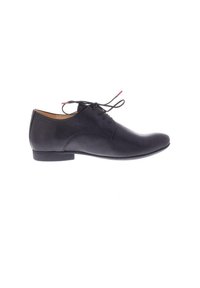 Chaussure noire en cuir à lacets avec un design épuré, bout arrondi, texture lisse et un petit talon. Présente un style minimaliste avec des touches de rouge.
