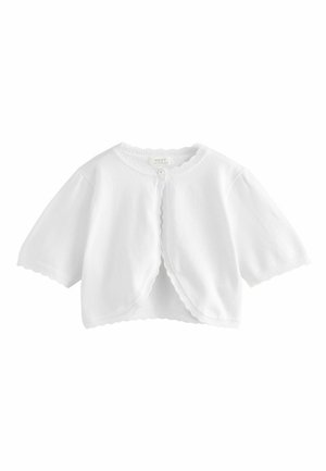 Hvid strikket babycardigan med bølgekant, rund halsudskæring, halværmer og lukning med en enkelt knap øverst i midten.