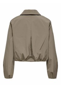 Světlě hnědá krátká bunda s dlouhými rukávy, límečkem a mírně nařaseným lemem, zobrazena zezadu na bílém pozadí.