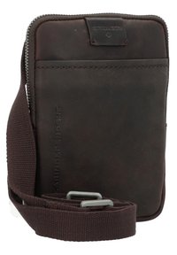 Custodia per telefono in cuoio marrone con chiusura a zip e una tracolla in tessuto marrone. Marchio stampato sulla parte anteriore, texture liscia con cuciture minime.