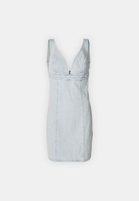 Lyseblå denimkjole med dyp V-hals, smale stropper og en tettsittende silhuett. Har synlig søm og glidelås på siden.