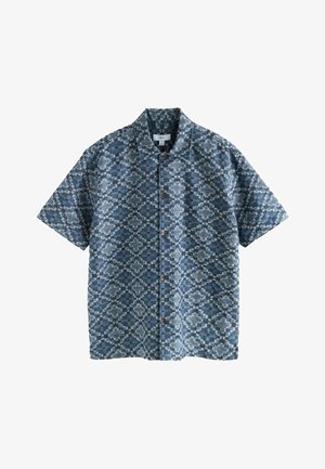 Lühikeste varrukatega sinistes toonides särk, millel on geomeetriline muster, nööbid ja pehme, tekstuuriline kangas.