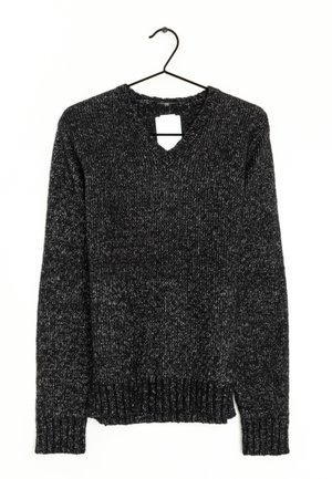 Schwarz-grau melierter Strickpullover mit V-Ausschnitt und langen Ärmeln, der an einem schwarzen Kleiderbügel mit weißem Etikett hängt.