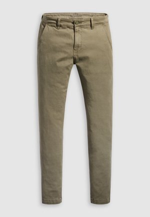 Pantalones chinos para hombre en color caqui, confeccionados en tela de algodón, con corte ajustado, bolsillos estándar y cierre de botón. Textura suave con costuras mínimas.