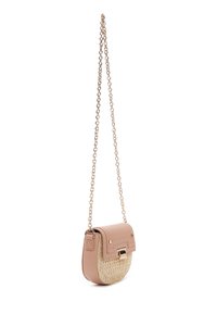 Piccola borsa a tracolla con corpo in finta pelle color rosa pallido e dettaglio in paglia intrecciata, dotata di una tracolla in catena dorata e chiusura a gancio.