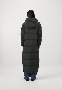 Guess FAUSTINE LONG - Dunkåpe / -frakk - jet black