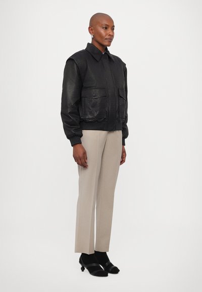 REMAIN Bomberjakke - black