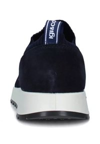 Sneaker in suede blu navy con un tab per il richiamo posteriore e suola in gomma bianca. La parte superiore ha una finitura testurizzata e una striscia di accento in contrasto lungo il tab.