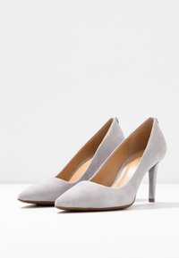 Chaussures à talons hauts en daim gris avec un bout pointu et un design élégant. Dotées d'un talon fin et d'une doublure intérieure lisse, elles sont adaptées aux tenues formelles.
