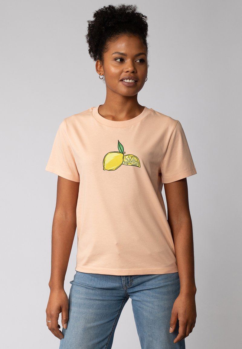 Perzikkleurig katoen t-shirt met een ronde hals, korte mouwen, met een grafisch ontwerp van een hele citroen en een citroenschijfje met groene bladeren.