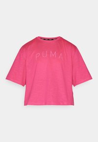 Camiseta corta de manga corta en color rosa, confeccionada en una tela suave, que presenta un logotipo sutil impreso en el pecho y un escote redondo.